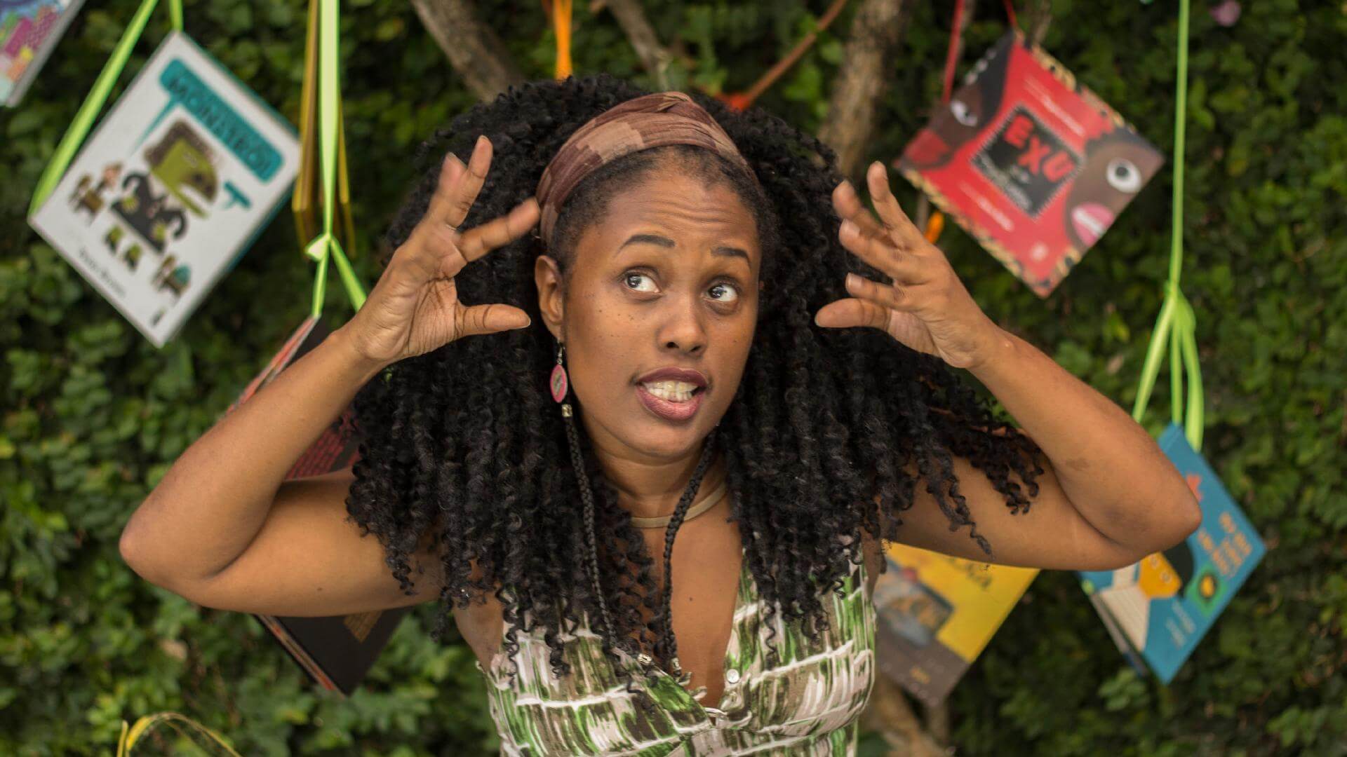 Kemla Baptista usa a contação de estórias para elevar a autoestima de crianças negras
